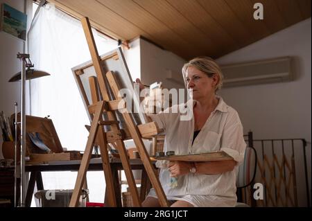 Seitenansicht der Seniorenmalerei zu Hause. Stockfoto