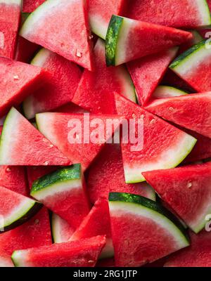 Nahaufnahme frischer Scheiben saftiger Wassermelone von oben. Stockfoto