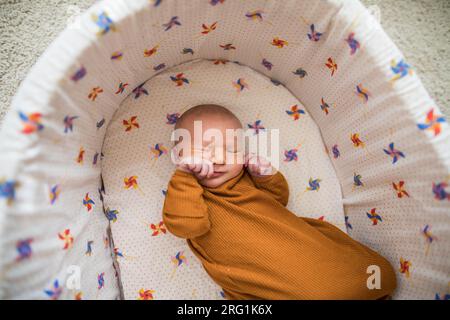 Blick aus dem Blickwinkel auf das matschige Baby in einem Babybett Stockfoto