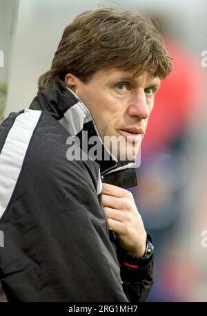 ARCHIVFOTO: Wolfgang FUNKEL wird am 10. August 2023 65 Jahre alt, Co-Coach Wolfgang FUNKEL (Rostock) FC Hansa Rostock - FC Bayern München 0:2, Bundesliga Fußball am 23.10.2004, liga1&matchday09&saison0405 ?Sven Simon#Prinzess-Luise-Strasse 41#45479 Muelheim/R #Tel. 0208/9413250#Fax. 0208/9413260#Kto.1428150 C ommerzbank E ssen BLZ 36040039# www.SvenSimon.net. Stockfoto