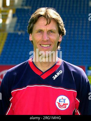 Rostock, Deutschland. 09. Juli 2002. ARCHIVFOTO: Wolfgang FUNKEL wird am 10. August 2023 65 Jahre alt, Wolfgang FUNKEL, GER, Fußball, Co.Coach, Hansa Rostock, Staffel 2002/2003, Portrait, HF. ?Sven Simon#Huyssenallee 40-42#45128 Essen#Tel. 0201/234556-Fax. 0201/234539 Konto 1428150 C ommerzbank E ssen BLZ 36040039 www.SvenSimon.net. Kredit: dpa/Alamy Live News Stockfoto