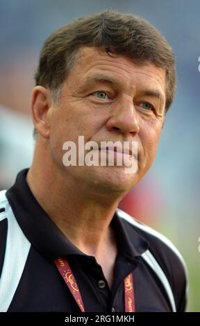 ARCHIVFOTO: Otto REHHAGEL wird am 9. August 2023 85 Jahre alt, Frankreich-Griechenland 0-1 Otto REHHAGEL, Coach Griechenland, Portrait 25.06.2004, Euro2004, Viertelfinale, Fußball-Europameisterschaft 2004, von 12,06.-04.07.2004 in Portugal?SVEN SIMON, Prinzessin Luise Str.de. Stockfoto