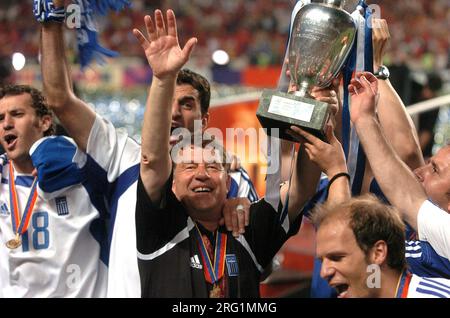 ARCHIVFOTO: Otto REHHAGEL wird am 9. August 2023 85 Jahre alt, Portugal-Griechenland 0-1. FINALE Otto REHHAGEL, Trainer Griechenland, mit dem Pokal 04.07.2004, Euro2004, Europameisterschaft 2004, von 12,06.-04.07.2004 in Portugal? SVEN SIMON, Princess-Luise-Str. 41#45479 Muelheim/Ruhr#Tel. 0208/9413250#Fax 0208/9413260#Konto 1428150 C ommerzbank E ssen BLZ 36040039#www.SvenSimon.net#e-mail:SvenSimon@t- online.de. Stockfoto