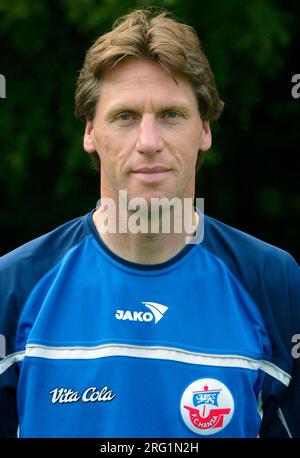 Berlin, Deutschland. 06. Juli 2004. ARCHIVFOTO: Wolfgang FUNKEL wird am 10. August 2023 65 Jahre alt, Fußball 1. Bundesliga Rostock 06.07.2004 FC Hansa Rostock Staffel 2004/2005 Co-Coach Wolfgang Funkel © SVEN SIMON, Princess-Luise-Str.41#45479 Mülheim/Ruhr #Tel.0208/9413250#Fax 0208/9413260#Account 1428150 C ommerzbank Essen BLZ 36040039#www.SvenSimon.net#e-mail:SvenSimon@t-online.de. Kredit: dpa/Alamy Live News Stockfoto