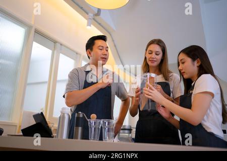 Unternehmer und Team arbeiten im Café. Konzept für Kleinunternehmen und Unternehmer. Stockfoto