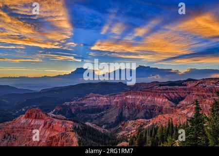 Das Amphitheater of Cedar Breaks National Monument, Cedar City, Iron County, Utah, USA, leuchtet im Nachglühen des sommerlichen Sonnenuntergangs. Stockfoto