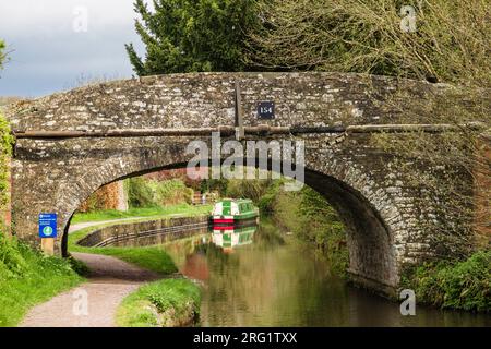 Blick über die alte Brücke 154 nach Narrowboat, das auf einem Schleppweg auf Monmouthshire und Brecon Canal festgemacht ist. Pencelli, Brecon, Powys, Wales, Vereinigtes Königreich, Großbritannien Stockfoto