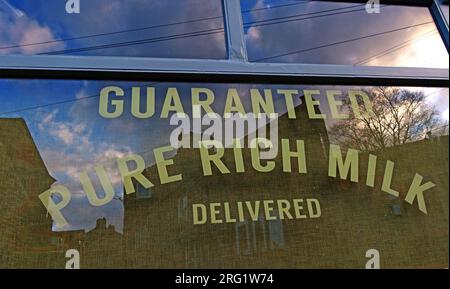 Garantiert, reine, reiche Milch, geliefert von der Molkerei/Bäckerei, 34 Town Gate, Heptonstall, Hebden Bridge, West Yorkshire, ENGLAND, GROSSBRITANNIEN, HX7 7LW Stockfoto