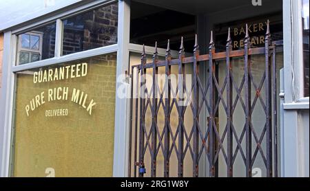 Garantiert, reine, reiche Milch, geliefert von der Molkerei/Bäckerei, 34 Town Gate, Heptonstall, Hebden Bridge, West Yorkshire, ENGLAND, GROSSBRITANNIEN, HX7 7LW Stockfoto