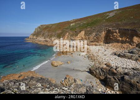 Der Sand- und felsengesäumte Strand von Porth Nanven, Cot Valley, in der Nähe von St Just, an der Atlantikküste im äußersten Westen von Cornwall, Großbritannien. Stockfoto