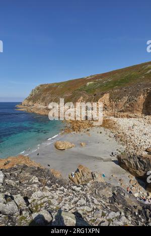 Der Sand- und felsengesäumte Strand von Porth Nanven, Cot Valley, in der Nähe von St Just, an der Atlantikküste im äußersten Westen von Cornwall, Großbritannien. Stockfoto