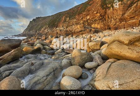 Granitfelsen in einer Bucht an der Atlantikküste im äußersten Westen von Cornwall; Porth Nanven, Cot Valley, St Just, Cornwall, UK Stockfoto