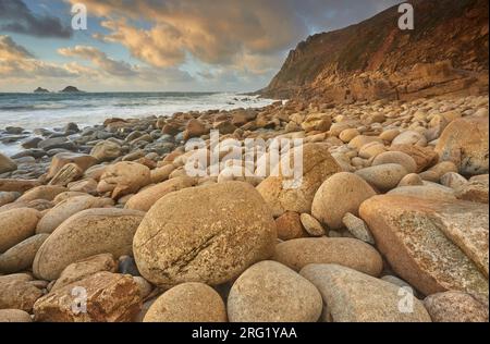 Granitfelsen in einer Bucht an der Atlantikküste im äußersten Westen von Cornwall; Porth Nanven, Cot Valley, St Just, Cornwall, UK Stockfoto