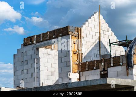 Holzschalung aus Shuttering-Brettern von Giebelwandrand und Flinten. Stockfoto