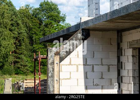 Holzschalung aus Shuttering-Brettern von Giebelwandrand und Flinten. Stockfoto