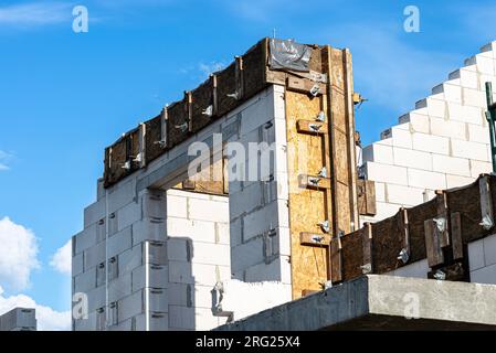 Holzschalung aus Shuttering-Brettern von Giebelwandrand und Flinten. Stockfoto