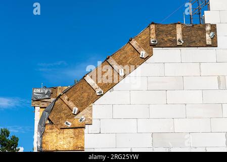 Holzschalung aus Shuttering-Brettern von Giebelwandrand und Flinten. Stockfoto