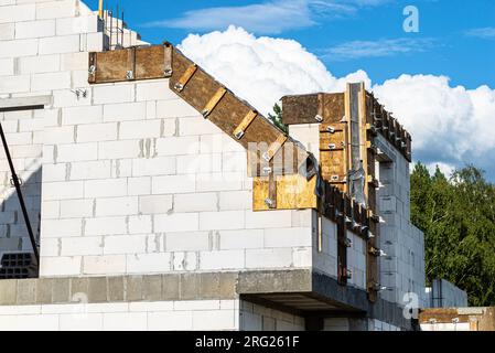 Holzschalung aus Shuttering-Brettern von Giebelwandrand und Flinten. Stockfoto