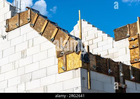 Holzschalung aus Shuttering-Brettern von Giebelwandrand und Flinten. Stockfoto