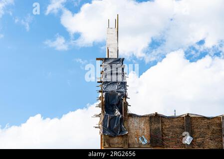 Holzschalung aus Shuttering-Brettern von Giebelwandrand und Flinten. Stockfoto