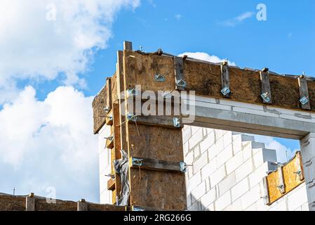 Holzschalung aus Shuttering-Brettern von Giebelwandrand und Flinten. Stockfoto