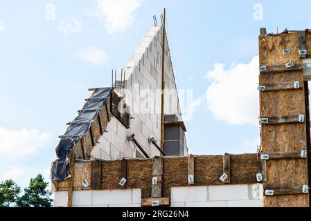 Holzschalung aus Shuttering-Brettern von Giebelwandrand und Flinten. Stockfoto