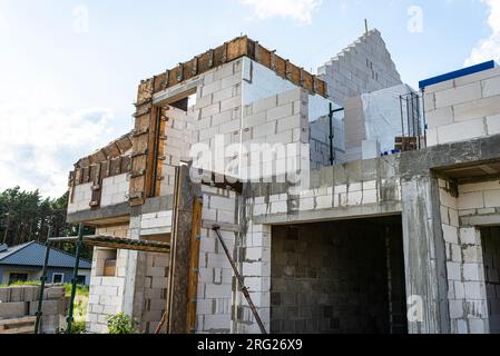 Holzschalung aus Shuttering-Brettern von Giebelwandrand und Flinten. Stockfoto