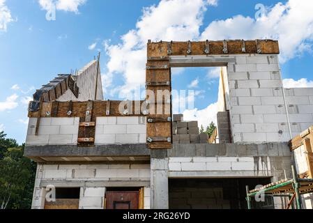 Holzschalung aus Shuttering-Brettern von Giebelwandrand und Flinten. Stockfoto