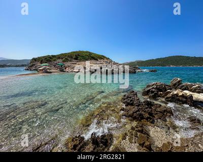 Isole Gemelle di Ksamil in Albanien mit türkisfarbenem Wasser. Ionisches Meer Landschaft der albanischen Insel während des Sommertags. Stockfoto