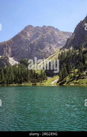 Vertikale Landschaft des Rocky Mountain im Sommer Osterreich. Landschaft des Reiseziels mit grünem Alpensee in Europa. Stockfoto