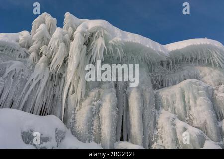 Detail der Eisstalaktiten am Ufer des Tornetrask Lake. Schweden. Stockfoto