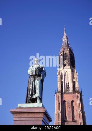 Statue des niederländischen Rechtsanwalts Hugo Grotius (Hugo de Groot) vor der Neuen Kirche (Nieuwe Kerk) aus dem Jahr 1381 auf dem zentralen Platz von Delft, dem Stockfoto