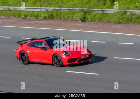 2022 Red Porsche 911 Carrera GTS S-A T 480 PDK 8 Auto Start/Stop Car Coupe Benzinmotor 2981 ccm auf der Autobahn M6 im Großraum Manchester, Großbritannien Stockfoto