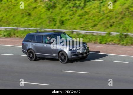 2021 Land Rover Range Rover Vogue SE TDV6 Auto Start/Stop Grey Car SUV Diesel 2993 cm3 mit hoher Geschwindigkeit auf der Autobahn M6 im Großraum Manchester, Großbritannien Stockfoto