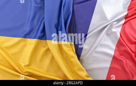 Rüschelflaggen der Ukraine und Frankreichs . 3D-Rendering Stockfoto