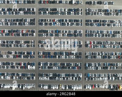 Großer Parkplatz, Draufsicht, Draufsicht über die Drohne. Stockfoto