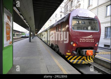 Ferrovie Nord Milano, Cadorna Station, Malpensa Express Zug... Ferrovie Nord Milano, Stazione Cadorna, treno Malpensa Express Stockfoto