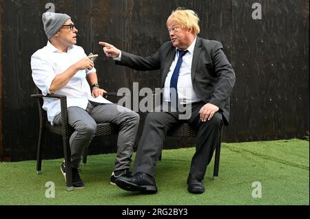 Edinburgh, Schottland, Großbritannien. 7. Aug 2023. Edinburgh Fringe: DOM das Stück. Politische Komödie und Pantomime mit Boris Johnson und Dominic Cummings, gespielt von Tim Hudson und Chris Porter. Kredit: Craig Brown/Alamy Live News Stockfoto