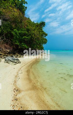 Ein Sandstrand im Andamanensee. Ko Surin Island, Phang Nga, Thailand Stockfoto