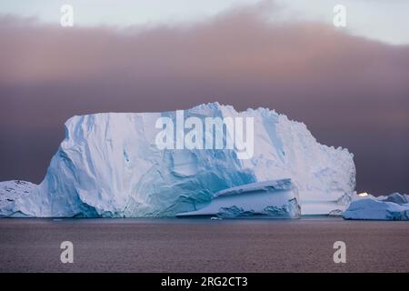 Eisberge unter stürmischem Himmel, Lemaire-Kanal, Antarktis. Antarktis. Stockfoto