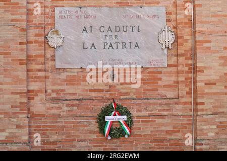 Denkmal für die Gefallenen im Krieg, die Übersetzung lautet "für die Gefallenen, die für ihr Land starben" in Recanati in Le Marche Zentralitalien 1961 platziert Stockfoto