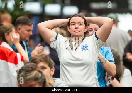 London, Großbritannien. 7. August 2023. Die Fans DES BOXPARKS in Wembley Park reagieren auf den Sieg des englischen Elfmeterschießen, während sie die Live-Übertragung des englischen Spiels der 16. Runde gegen Nigeria bei der FIFA Women's World Cup 2023 in Australien und Neuseeland auf der Großleinwand verfolgen. Kredit: Stephen Chung / Alamy Live News Stockfoto