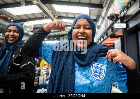 London, Großbritannien. 7. August 2023. Die Fans DES BOXPARKS in Wembley Park reagieren auf den Sieg des englischen Elfmeterschießen, während sie die Live-Übertragung des englischen Spiels der 16. Runde gegen Nigeria bei der FIFA Women's World Cup 2023 in Australien und Neuseeland auf der Großleinwand verfolgen. Kredit: Stephen Chung / Alamy Live News Stockfoto