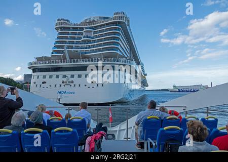 Kreuzfahrtschiff AIDAnova, Passagierfähre, Menschen, Hafen, Kiel, Schleswig-Holstein, Deutschland Stockfoto