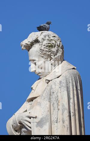 Statue von Giacomo Leopardi auf dem Hauptplatz der Stadt Recanati in der italienischen Region Marken. Er war einer der wichtigsten Dichter Italiens. Stockfoto