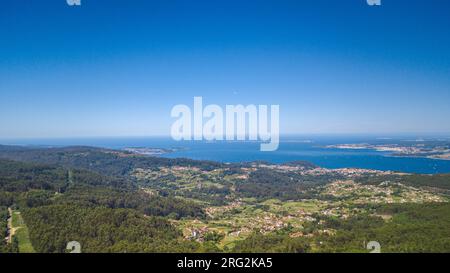 Vista aérea de la Ría de Pontevedra con las Islas de Ons al fondo Stockfoto