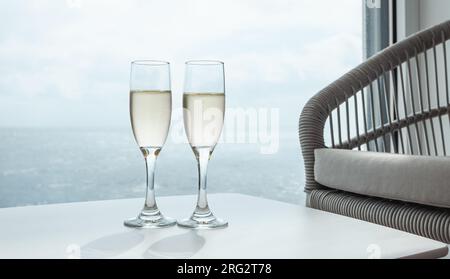 Zwei Gläser Champagner auf dem Tisch der Kreuzfahrtschiff-Suite. Stockfoto