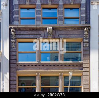 Ladies' Mile Historic District: 34 W 22. St. ist ein Loft-Gebäude im Neorenaissance-Stil mit einem Geschäft im Erdgeschoss. Stockfoto