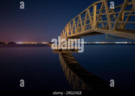 Eisenbrücke und Holzsteg über Mar Menor, Cartagena, Spanien Stockfoto