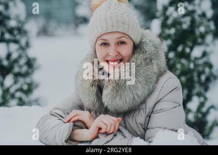 Porträt einer lächelnden jungen Frau im Winter Stockfoto